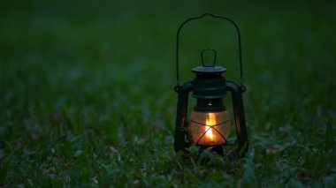 Eski model gaz lambası Ormanda gece kamp konsepti.