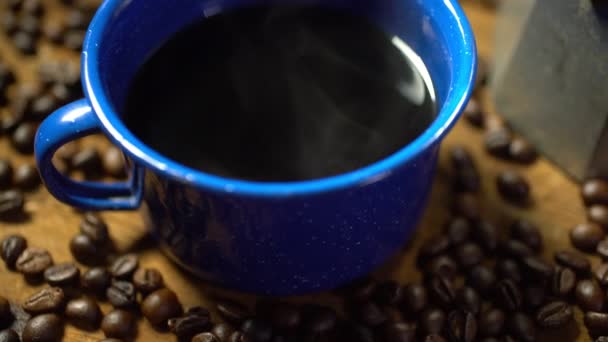Chicco Caffè Sul Vecchio Pavimento Legno Una Tazza Caffè Smaltato — Video Stock
