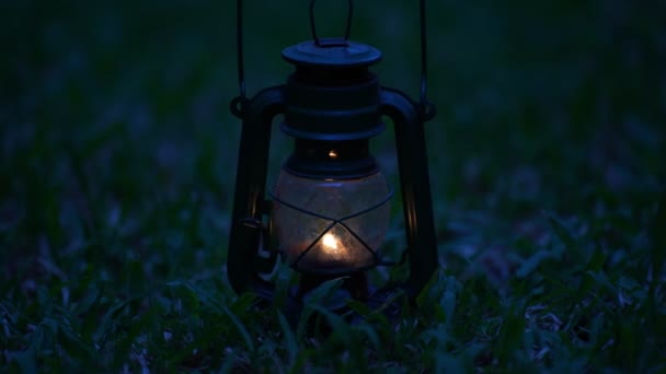 ヴィンテージオイルランプ夜の森では キャンプのコンセプト — ストック動画