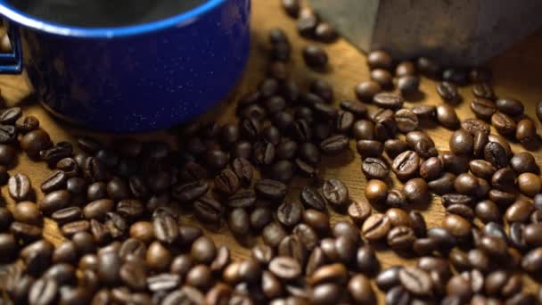 Kaffeebohnen Auf Dem Alten Holzboden Und Eine Emaille Tasse Kaffee — Stockvideo