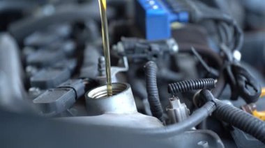 Arabanın motoruna yeni ve temiz sentetik yağ dökülüyor..