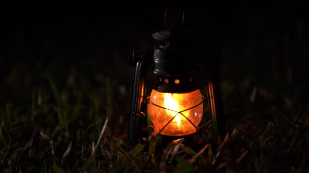 ヴィンテージオイルランプ夜の森では キャンプのコンセプト — ストック動画
