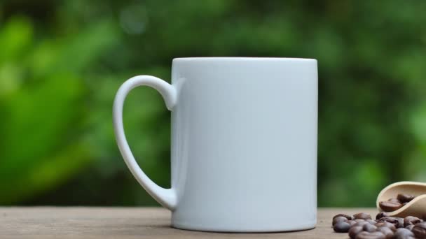 Eski Ahşap Bir Masada Kahve Fincanı Kahve Çekirdekleri Beyaz Bir — Stok video