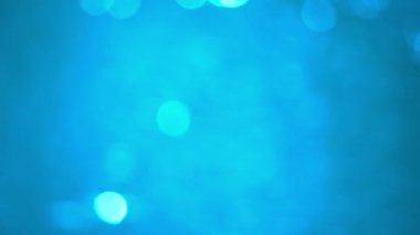 Bokeh güneşi su yüzeyine yansıyor. Bulanık, bulanık, bulanık arkaplan görüntüsü. 4k görüntü.