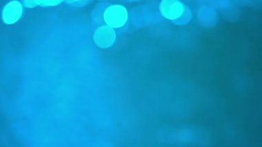 Bokeh güneşi su yüzeyine yansıyor. Bulanık, bulanık, bulanık arkaplan görüntüsü. 4k görüntü.