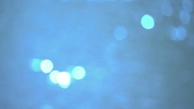 Bokeh güneşi su yüzeyine yansıyor. Bulanık, bulanık, bulanık arkaplan görüntüsü. 4k görüntü.