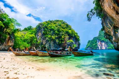 KRABI, THAILAND Phi Phi Ley Adası 'ndaki Maya Körfezi Plajı Temiz beyaz kumsal ve zümrüt yeşili deniz.