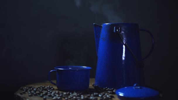 Grão Café Chão Madeira Velho Uma Caneca Esmalte Café Com — Vídeo de Stock