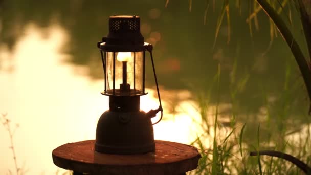 Lampe Huile Vintage Près Rivière Dans Forêt Nuit Camping Concept — Video
