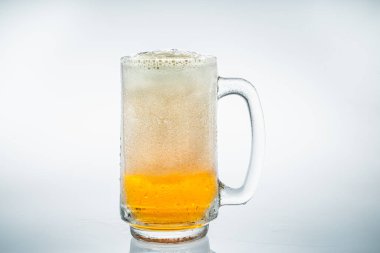 Buz küpü su bardağına düştü. Temiz bardaktan su sıçradı. Taze konsept