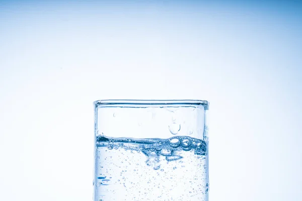 冰块掉进了杯子里 清澈的玻璃杯里喷出水花 新概念 — 图库照片