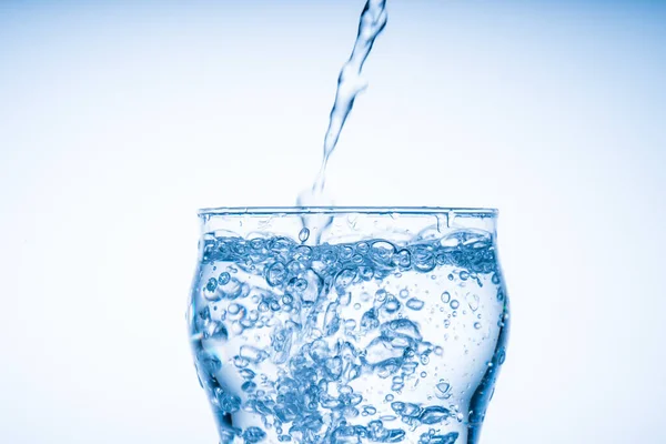 Eiswürfel Fielen Das Wasserglas Wasser Spritzte Aus Dem Klaren Glas — Stockfoto