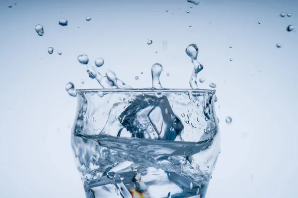 Cubetto Ghiaccio Caduto Nel Bicchiere Acqua Acqua Spruzzata Dal Vetro — Foto Stock