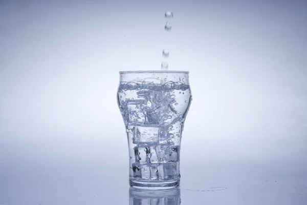 Ледяной Куб Упал Стакан Воды Вода Брызнула Прозрачного Стекла Концепция — стоковое фото