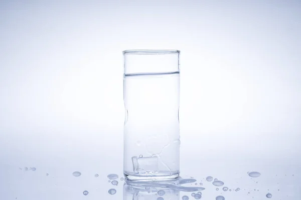 Ice Cube Fell Glass Water Water Splashed Clear Glass Fresh — Stock Photo, Image