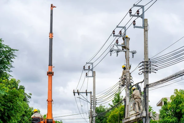 Safe Systematic Installation Electricians High Voltage Poles Working Electric Poles — Stock Photo, Image