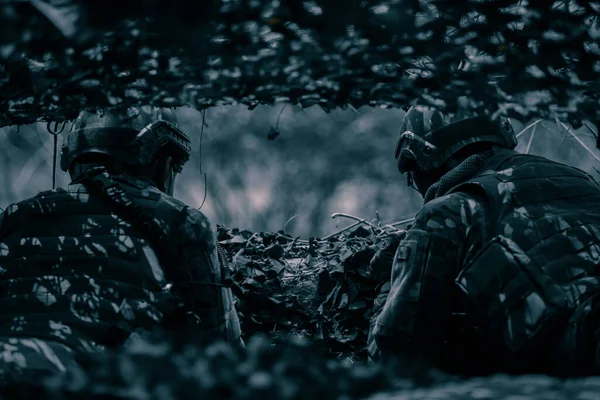 战场上士兵的后视镜 军事堆栈基地 正在执行的任务 夜间在森林里 — 图库照片
