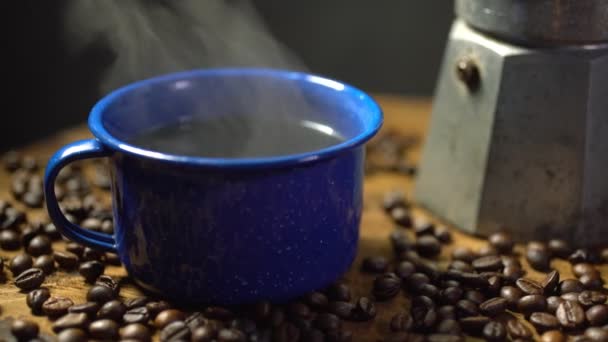 Καφές Χύνεται Ένα Μπλε Κύπελλο Σμάλτο Από Μηχανές Καφέ Αντίκες — Αρχείο Βίντεο