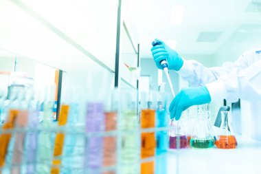 Araştırma renkli şişelerin sığ çekim derinliği, Coronavirus covid-19 kontrolleri, araştırmacılar Corona virüs aşısını yok etmenin yollarını buluyorlar, Bilgisayar.