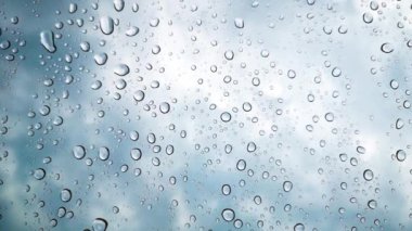 Pencere camına düşen yağmur damlaları, camlara düşen yağmur damlaları, düşen makro su damlacıkları..