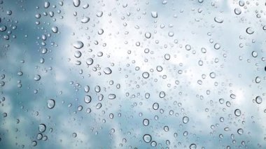 Pencere camına düşen yağmur damlaları, camlara düşen yağmur damlaları, düşen makro su damlacıkları..