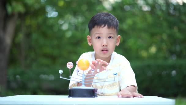 Azjatycki Chłopiec Żyjące Zabawki Układu Słonecznego Home Learning Equipment Zostań — Wideo stockowe