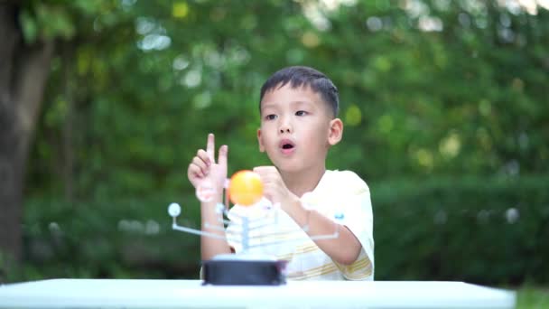 アジアの少年生活太陽系のおもちゃ 家庭学習機器 コロナウイルス後の新しい正常な変化の間家に留まるか Covid 19流行の流行の状況を投稿する — ストック動画
