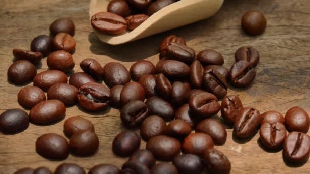 Ziarna Ciemnej Kawy Starej Drewnianej Podłodze Ziarna Kawy Zbliżenie Nasion — Wideo stockowe