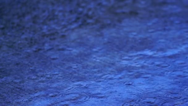 Gotas Lluvia Caen Caminos Sumergidos Inundación Carreteras Debido Las Fuertes — Vídeos de Stock