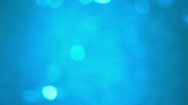 Bokeh güneşi su yüzeyine yansıyor. Bulanık, bulanık, bulanık arkaplan görüntüsü. 4k görüntü.