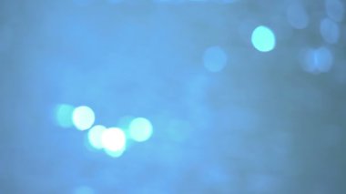 Bokeh güneşi su yüzeyine yansıyor. Bulanık, bulanık, bulanık arkaplan görüntüsü. 4k görüntü.