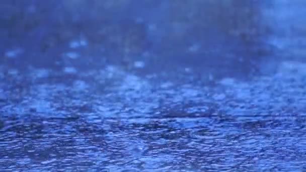 Gocce Pioggia Cadono Strade Sommerse Inondazioni Stradali Dovute Forti Piogge — Video Stock