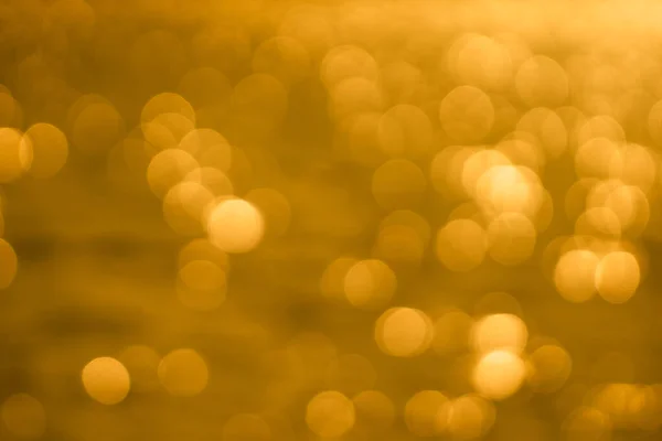 Luz Bokeh Reflexão Superfície Água Dourada Por Sol Noite — Fotografia de Stock