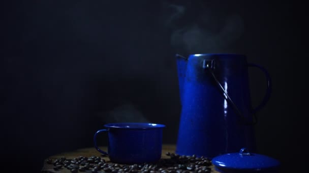 Koffieboon Oude Houten Vloer Een Emaille Mok Koffie Met Rook — Stockvideo