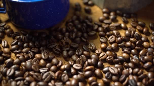 古い木の床にコーヒー豆と煙とコーヒーのエナメルマグカップ ポット入りのコーヒーセット ソフトフォーカス — ストック動画