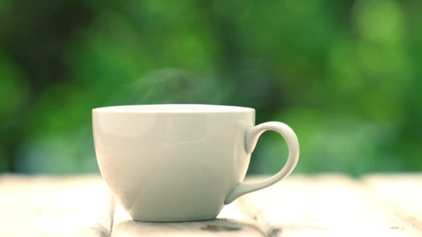 Taza Café Cerámica Blanca Suelo Madera Fondo Bokeh Árbol Verde — Vídeos de Stock