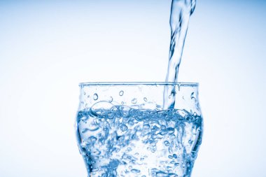 Buz küpü su bardağına düştü. Temiz bardaktan su sıçradı. Taze konsept