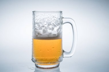 Stüdyoda cam beyaz arka planda bira köpükleri var.