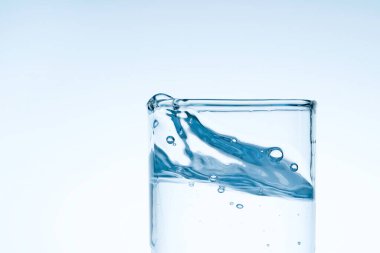 Buz küpü su bardağına düştü. Temiz bardaklardan su sıçradı. Taze konsept.
