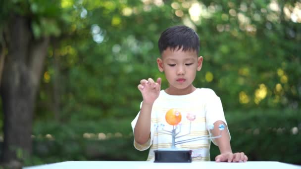 アジアの少年生活太陽系のおもちゃ ホームラーニング機器 コロナウイルスの後の新しい正常な変化の間や流行後のパンデミックの状況 — ストック動画