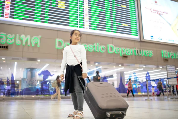 งเทพฯ ประเทศไทย ลาคม 2018 สาวเอเช ยและกระเป าเด นทางส าหร บเด — ภาพถ่ายสต็อก