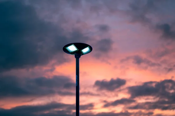 Солнечные Батареи Лампы Оранжевый Фон Неба Время Заката Возобновляемые Источники — стоковое фото