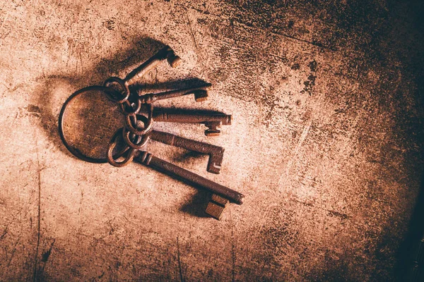Rusty Bunch Old Keys Dark Cement Background Close Vintage Style — Photo