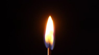 Siyah arka planda yanan kibrit çöplerinden çıkan duman.