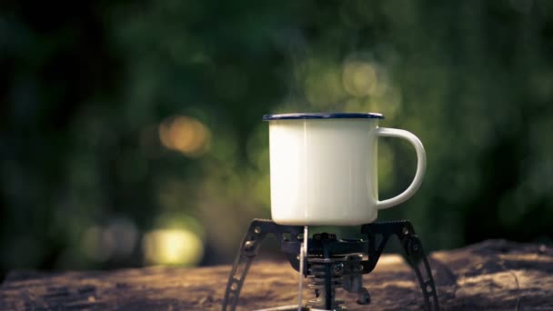 Vit Emalj Kaffemugg Den Gamla Trä Bord Grön Skog Bokeh — Stockvideo