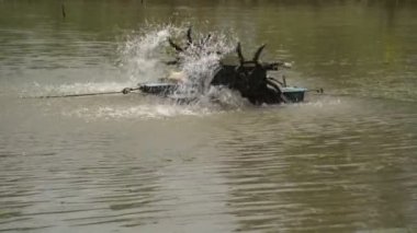 Su türbini, atık suyun tedavisi için enerji üreten güneş paneli olan oksijen türbini.