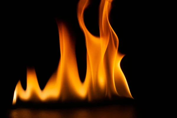 燃える炎の力が炎のパターンを閉じ 炎のパターンを 暗闇の中で火の輝きを火花 — ストック写真