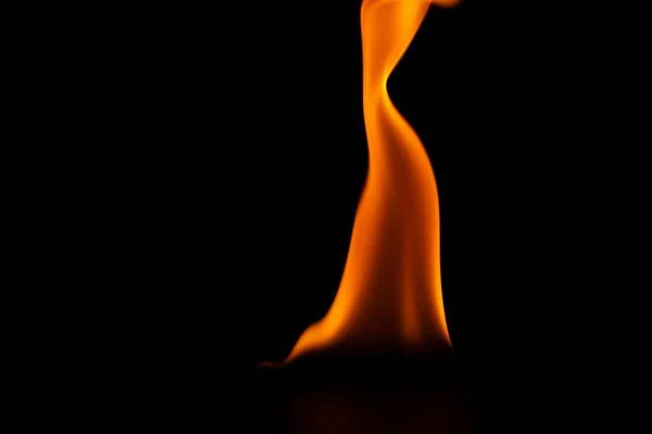 火焰的燃烧能力 和燃烧火花的特写 火的图案 黑暗中的火光 — 图库照片