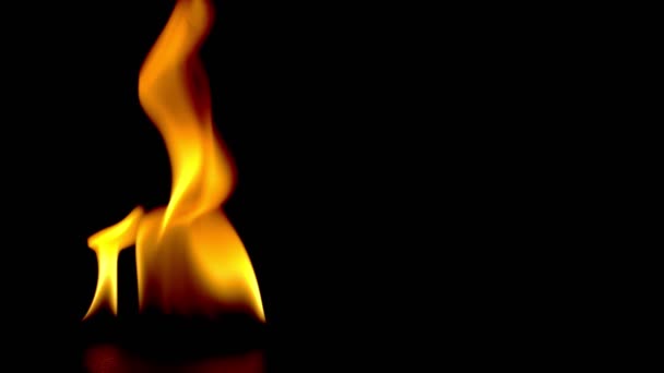 火焰的燃烧能力 和燃烧火花的特写 火的图案 黑暗中的火光 — 图库视频影像