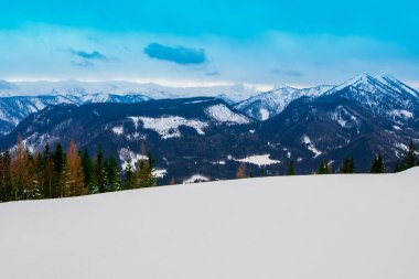 Avusturya 'da kayak ve snowboard yapan Brgeralpe Mariazell kayak merkezinin 11 km yamacı ve taşıyıcı misafirler için 5 asansörü vardır..